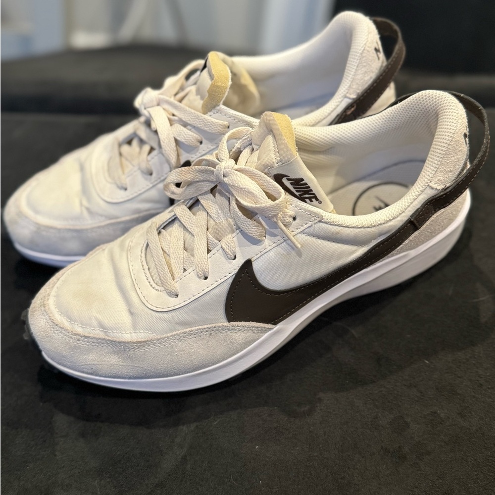 Nike women’s waffle debut Sneakers in White and Brown